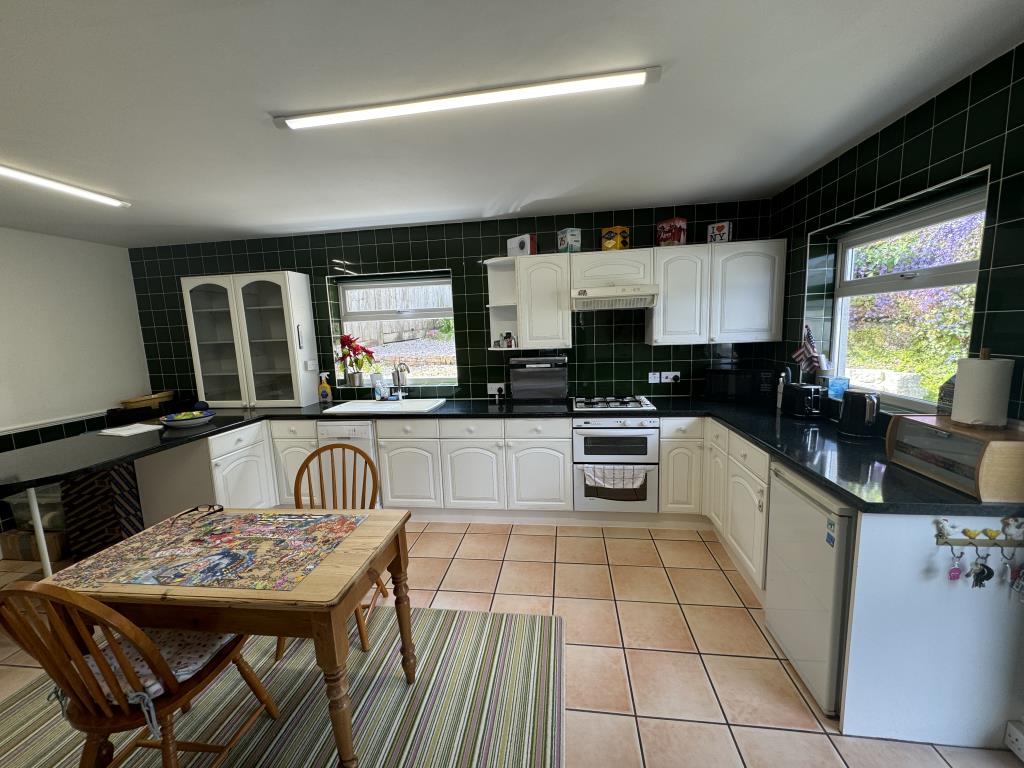 Lot: 95 - DETACHED THREE-BEDROOM HOUSE - Kitchen